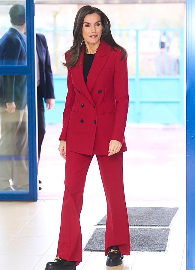 Imagen - la reina Letizia combina su jersey favorito con trajes de chaqueta y pantalón. / LIMITED PICTURES