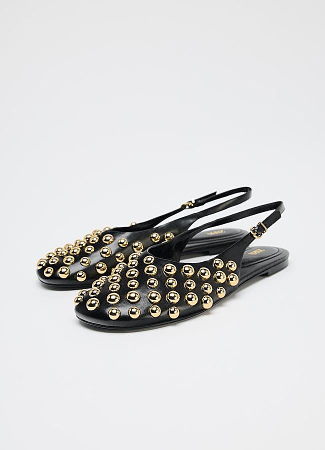 Imagen - Mules con detalle de tachuelas de Zara.