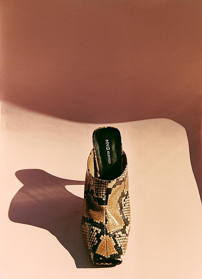 Imagen - Zapato tacón piel destalonado animal print (89,99 euros). Foto: Mango.