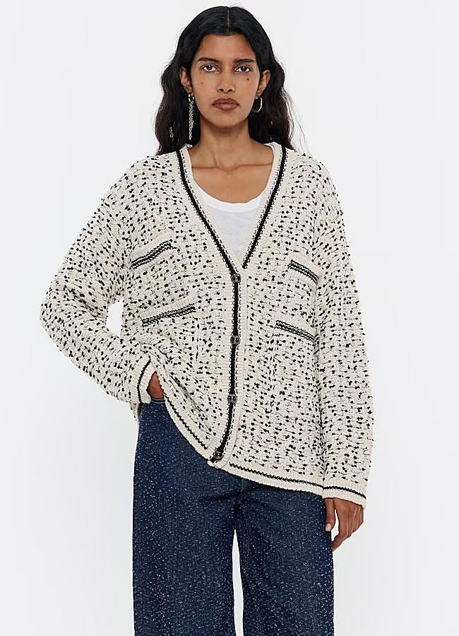 Imagen - Cárdigan blanco con motitas grises de Bimba y Lola, 66 euros..