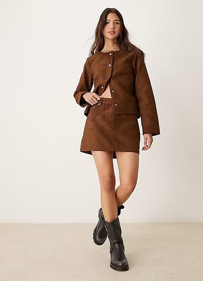 Imagen - Conjunto de ante con chaquet oversize y falda acampanada