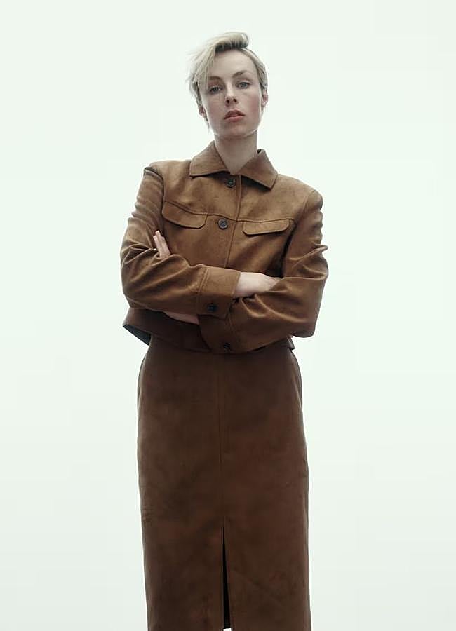 Imagen - Conjunto de antelina con chaqueta y falda midi lápiz