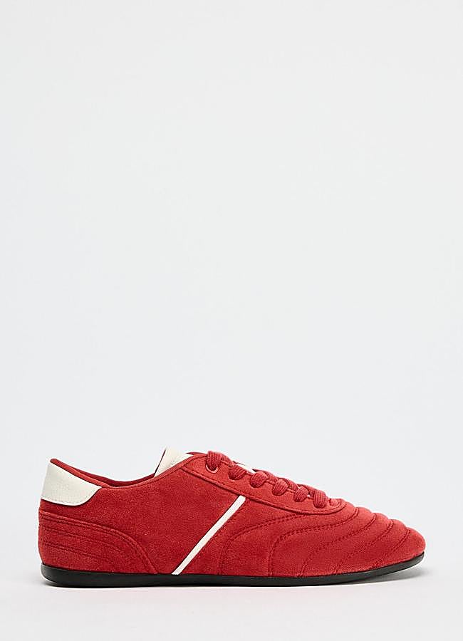 Imagen - Zapatillas deportivas en rojo de Zara.