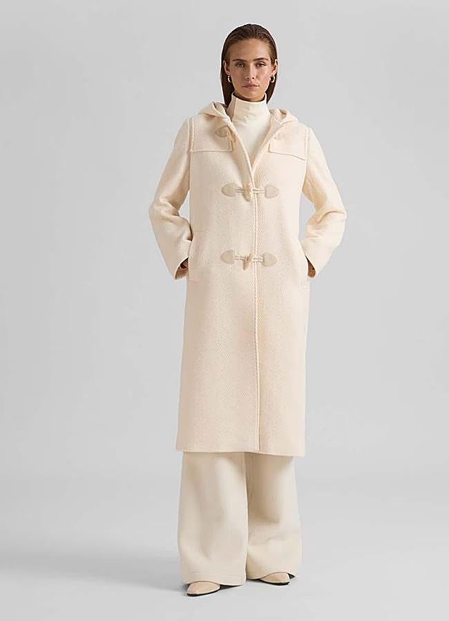 Imagen - Abrigo blanco con capucha de Simorra, 228 euros.