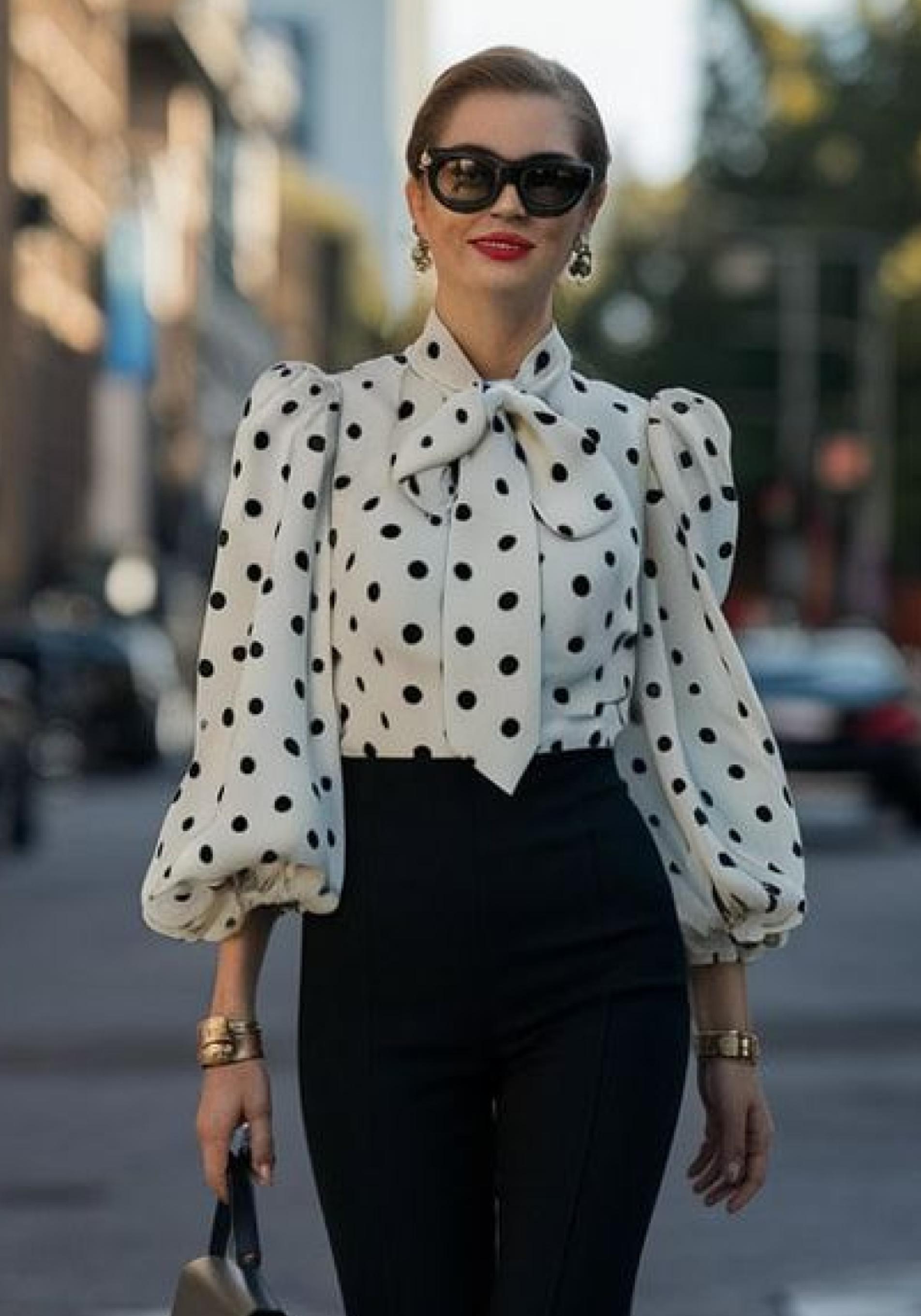 Influencer mayor de 50 años con blusa de lunares