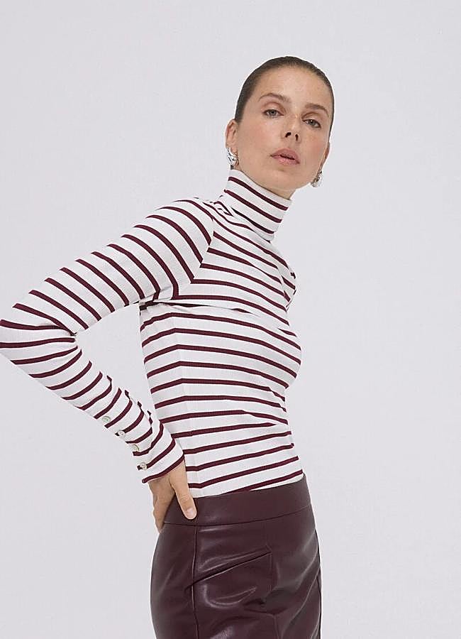 Imagen - Camiseta de rayas con cuello alto de Pedro del Hierro (19 euros).