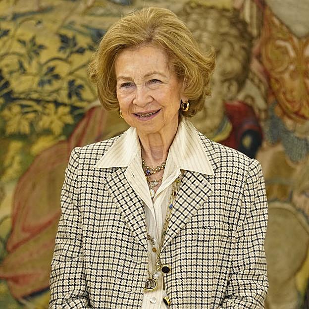 La reina Sofía reaparece con la blazer elegante que todas van a querer copiar para sus looks de oficina