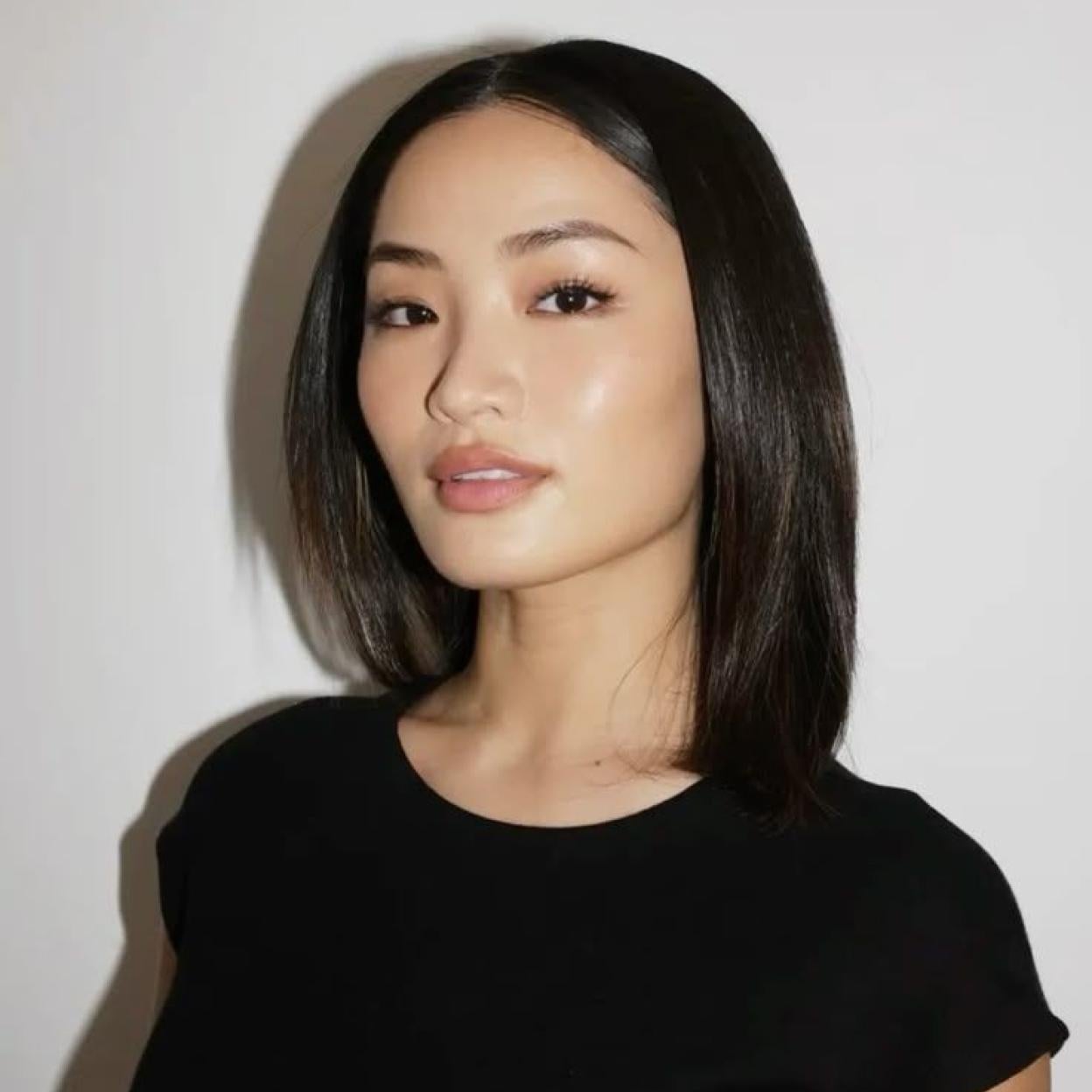 Anna Sawai con piel lisa y luminosa