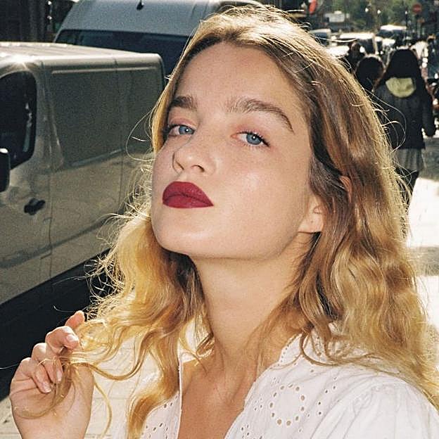 Modelo francesa sin máscara de pestañas y con cejas voluminosas