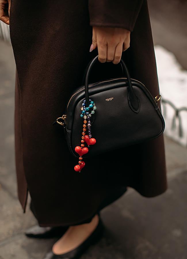 Imagen - Un bolso negro decorado con charms con forma de corazón. Foto: launchmetrics spotlight.
