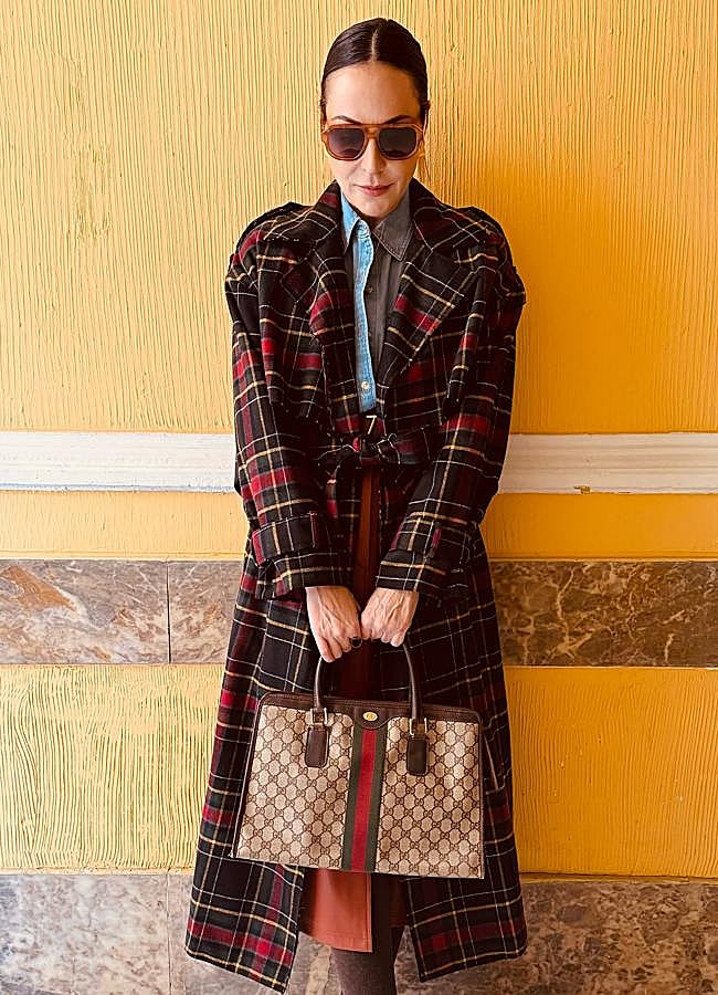 Imagen - Ana Milán completó el look con un abrigo de cuadros. / @byanamilan