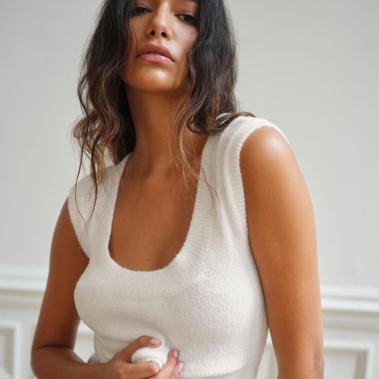 Mujer haciendo ejercicio en casa. 