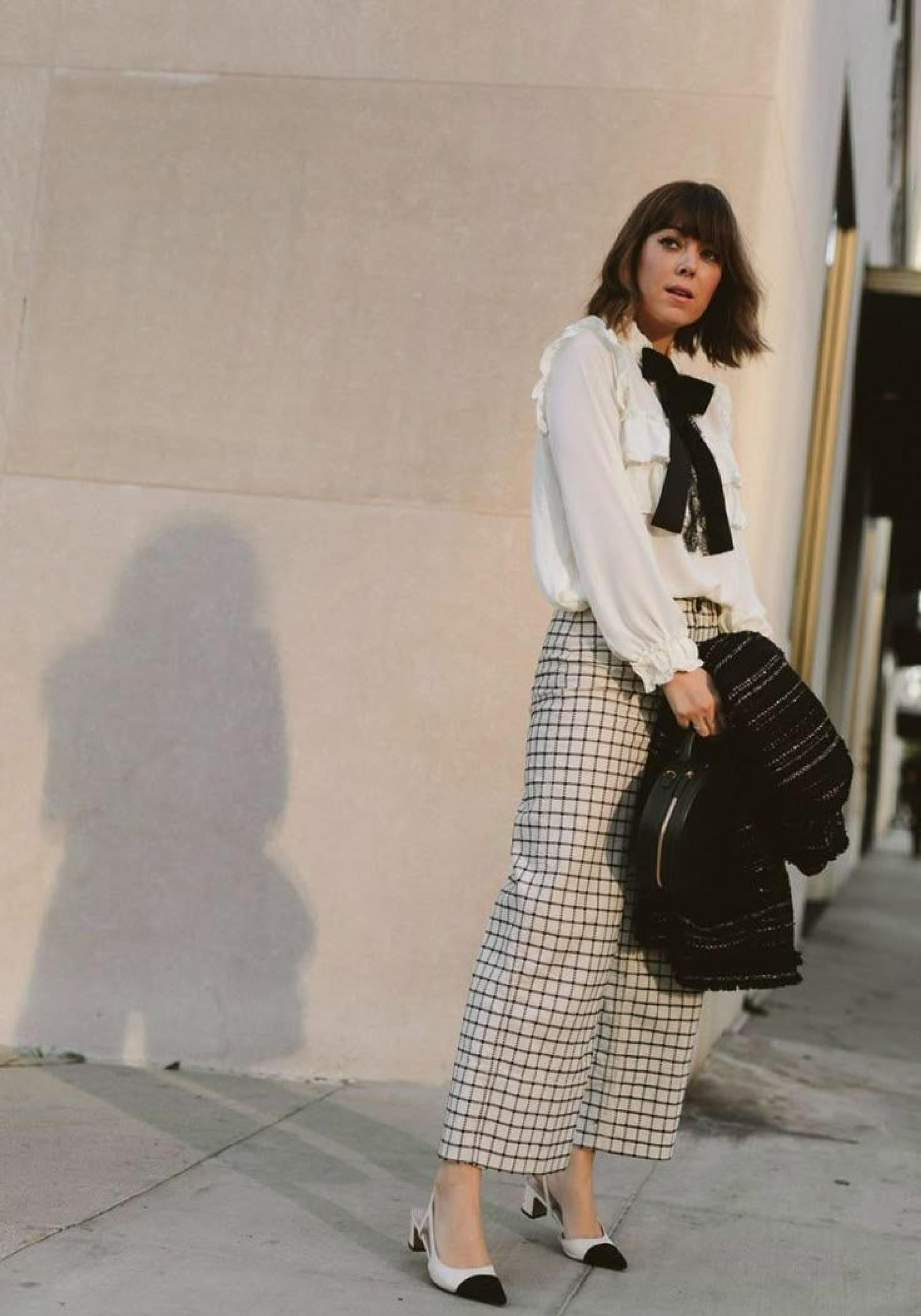 Influencer con zapatos elegantes de tacón cómodo