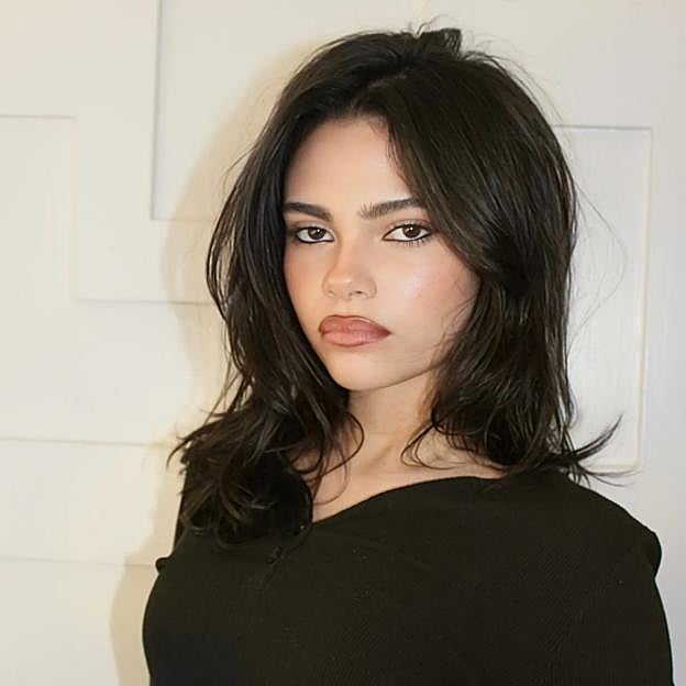 Modelo con corte de media melena tipo fairy cut