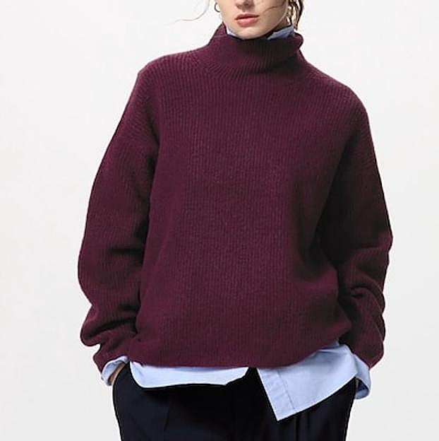 Imagen principal - Jersey burdeos de Uniqlo, chaqueta de Sézane y falda larga de Is Coming.