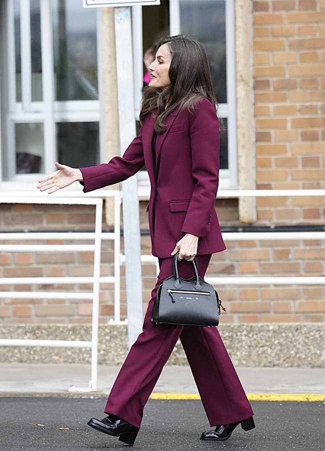 Imagen - La reina Letizia con el bolso negro de Mauska. / LIMITED PICTURES