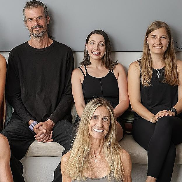 Susana García-Vaquero, tía de Alejandra Silva, junto a algunos de sus compañeros del centro de yoga que regenta. 