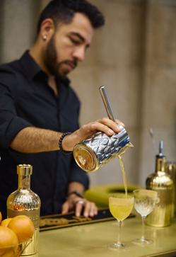 Imagen secundaria 2 - El bindis de final de desfile se hizo con los cócteles de Gin Gold.