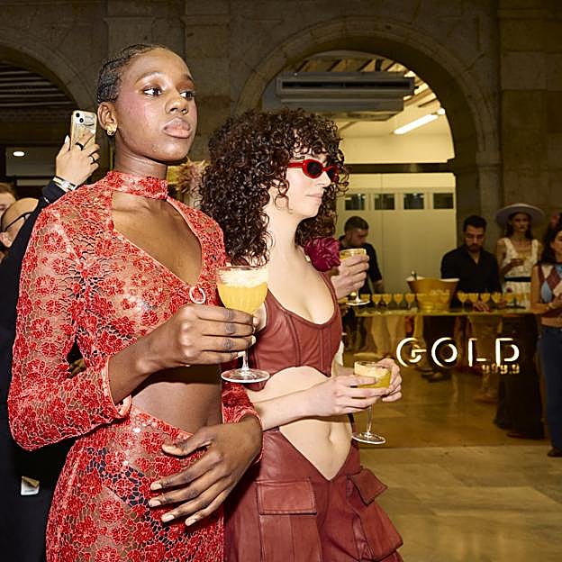 Imagen principal - El bindis de final de desfile se hizo con los cócteles de Gin Gold.