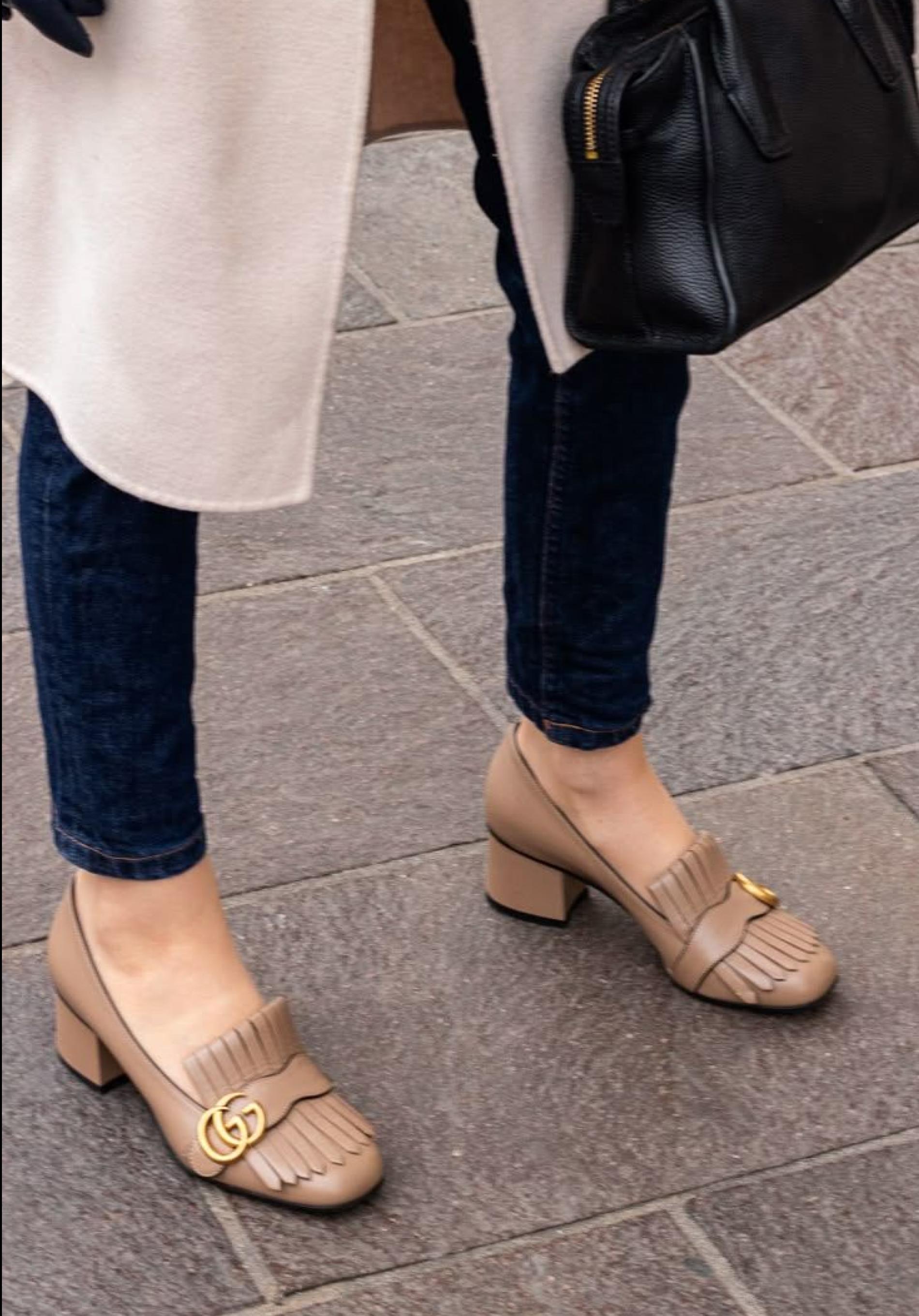Influencer con mocasines de tacón tendencia para primavera