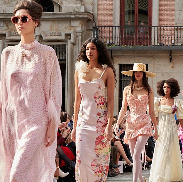 Así fue el espectacular desfile inaugural de Madrid es Moda en la Plaza de la Villa: creaciones de autor y homenaje a la artesanía castiza