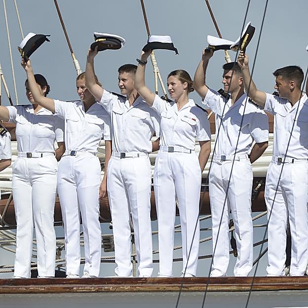 La guardiamarina Borbón saluda al llegar a puerto. 