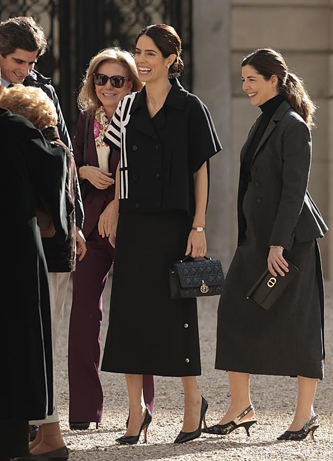 Imagen - Sofía Palazuelo y Belén Corsini, uniformadas con sus respectivos looks retro de Dior. Detrás, sonriente, Alicia Koplowitz. (FOTO: GTRES)