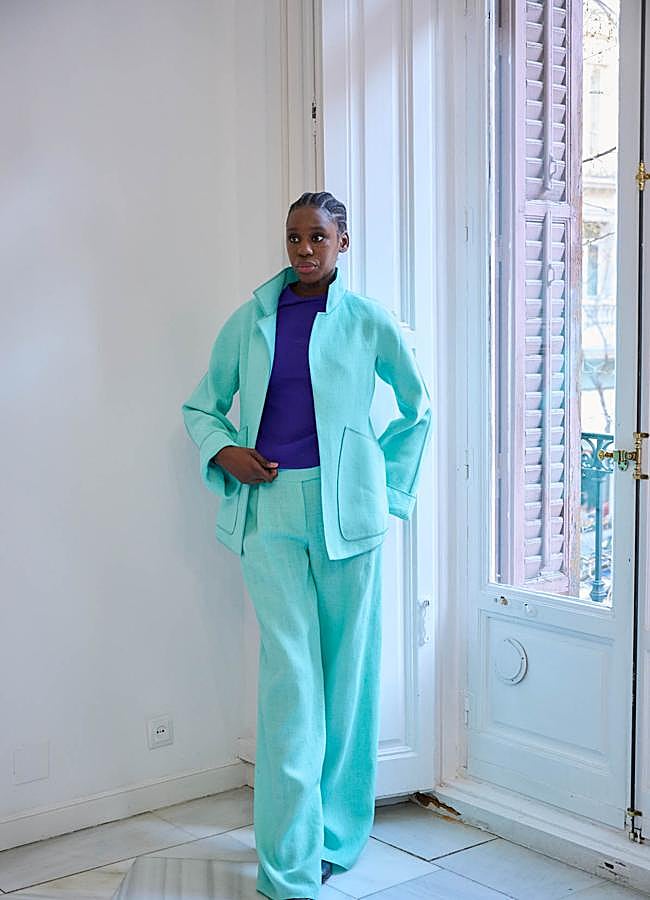 Imagen - Una de las modelos luciendo un conjunto en aguamarina y top morado de la nueva colección del diseñador Marcos Luengo en su atelier. Foto: Pablo Paniagua.