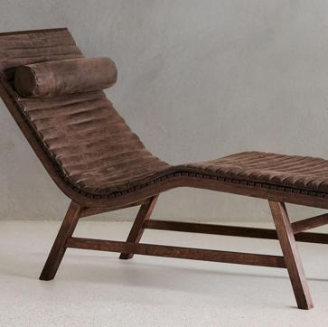 Imagen secundaria 1 - Daybed 01 en color crudo (1.800 euros); Chaise Longue 01 en madera de roble y piel (2.200 euros) y Lounge Chair 02 de madera de fresno (749 euros).