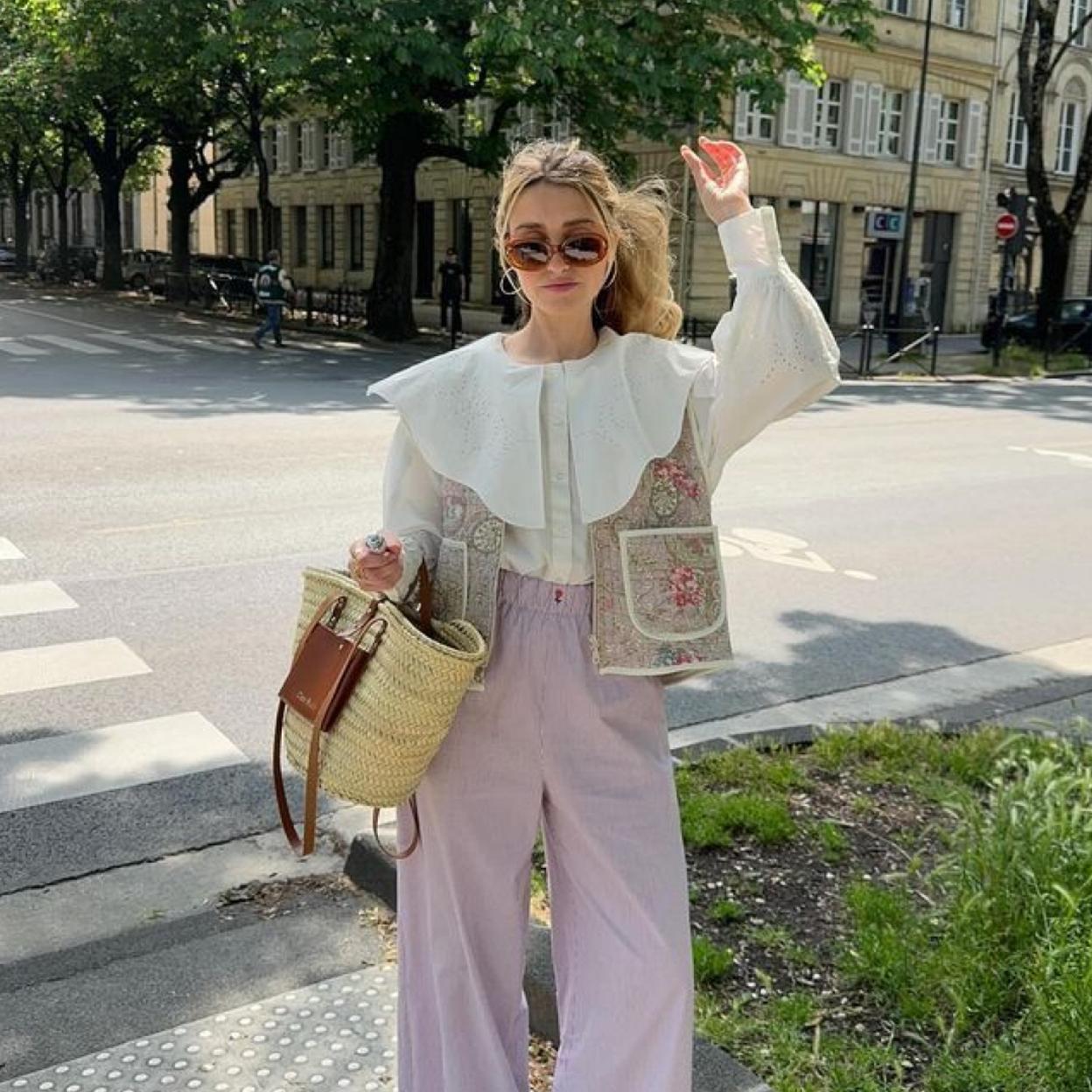 Influencer con chaleco para primavera