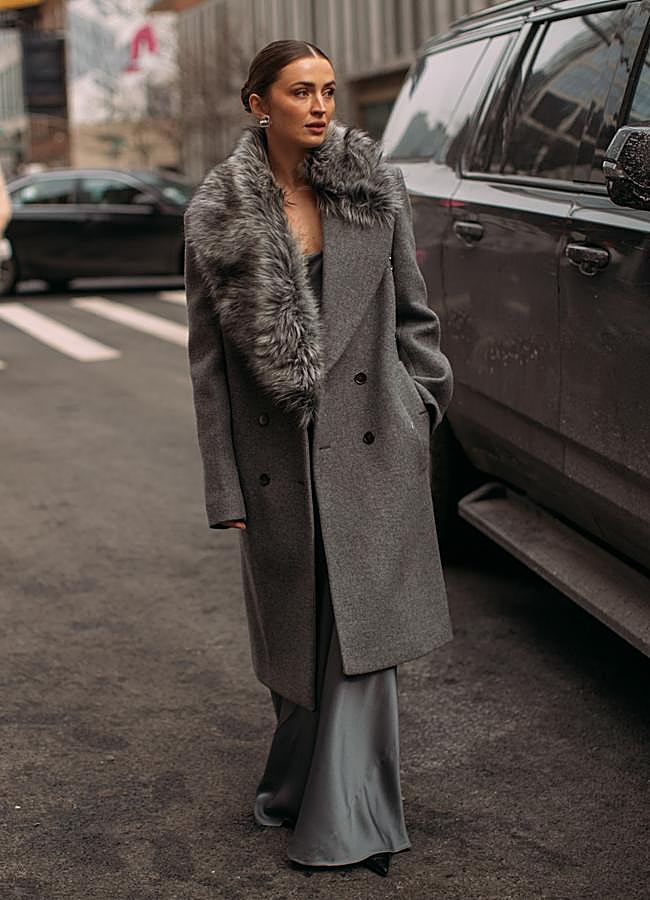 Imagen - Mujer con look en color gris/LAUNCHMETRICS SPOTLIGHT