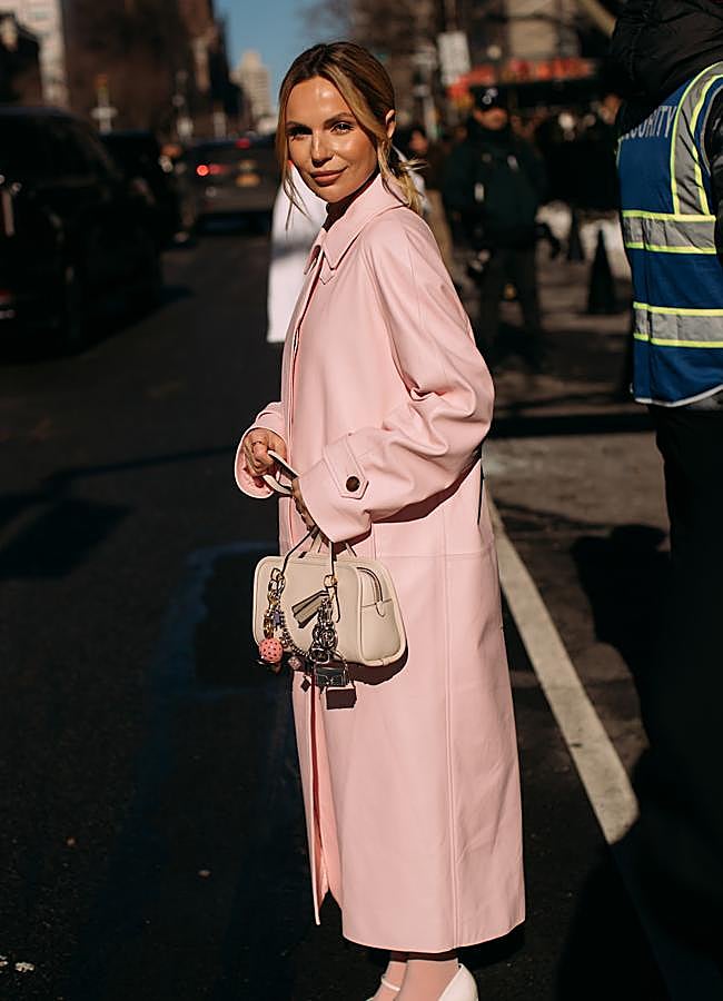 Imagen - Mujer con look en rosa empolvado/LAUNCHMETRICS SPOTLIGHT