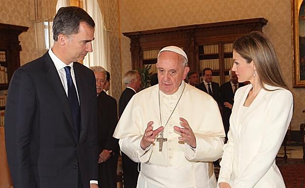 La reina Letizia y el rey Felipe VI druante su audiencia con el papa Francisco en 2014 