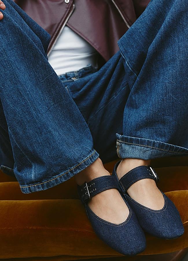 Imagen - Bailarinas con hebilla en denim de Zara (25,95 euros).