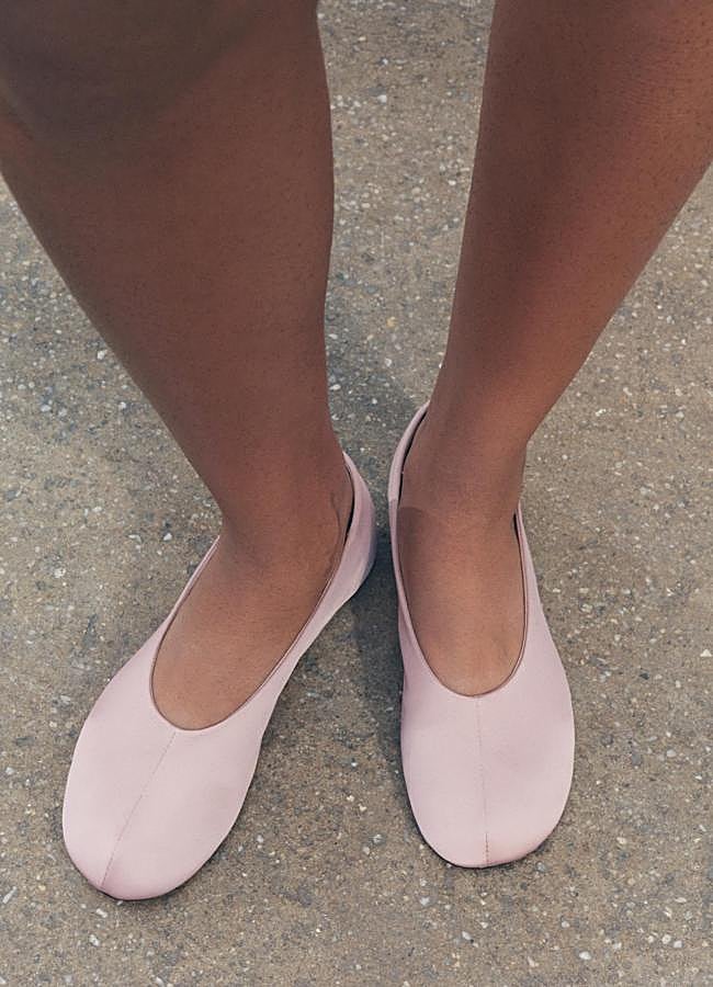 Imagen - Bailarinas de primavera en color rosado de Zara (35,95 euros).