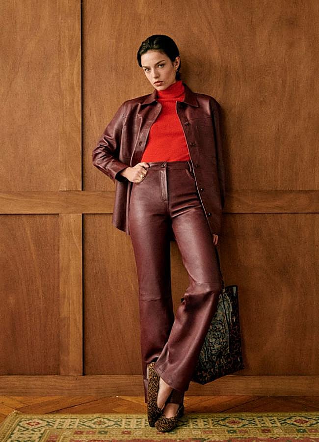 Imagen - Conjunto de sobrecamisa y pantalones en piel y color burdeos de Sézane.