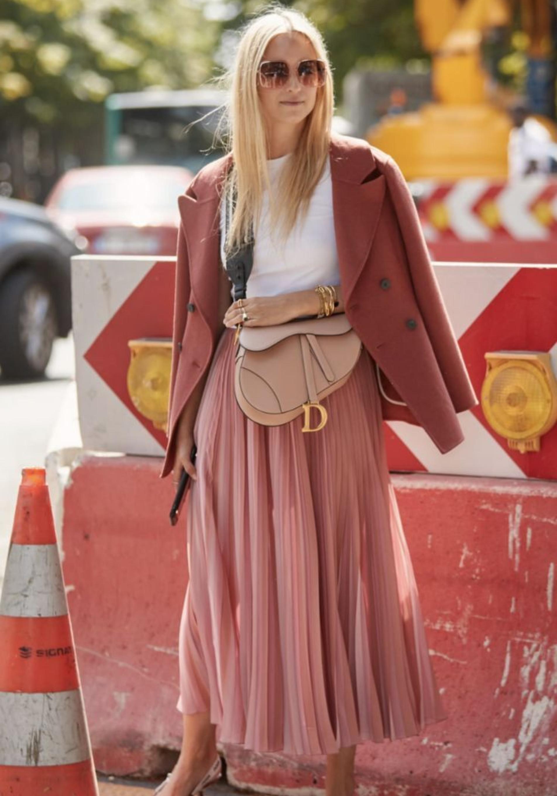 Influencer con falda plisada para primavera