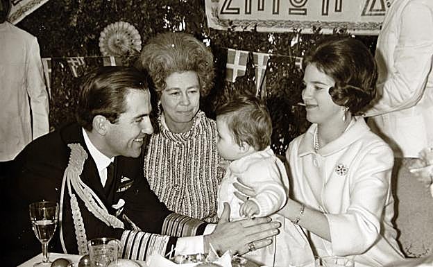 El rey Constantino de Grecia junto a su esposa Ana María, y Federica de Hannover durante un acto oficial con su hijo Pablo. 