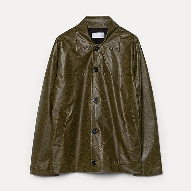 Imagen principal - Cazadora de cuero de Pomandère, cazadora safari de IKKS y vestido blanco fluido de Sandro.