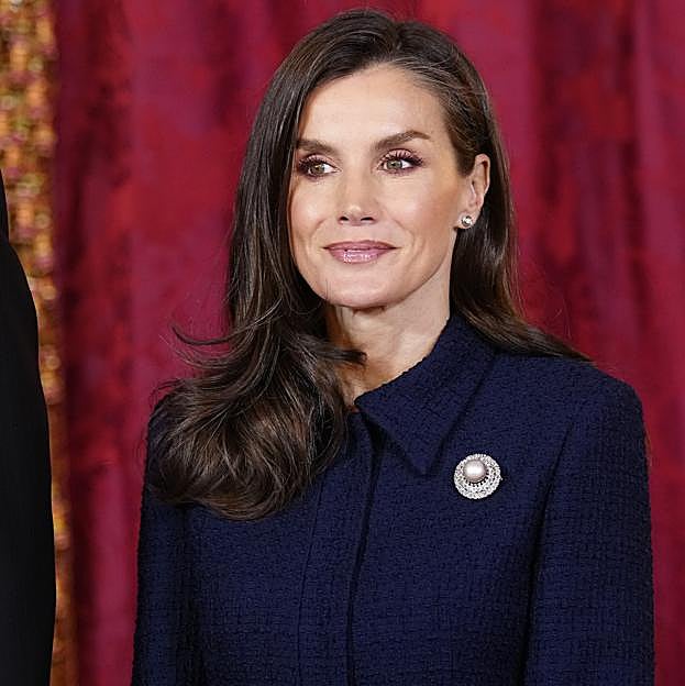 La reina Letizia recupera la máxima elegancia con un conjunto azul marino y el broche de perla gris en el almuerzo con el presidente de Egipto