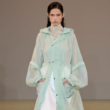 Imagen secundaria 1 - La teoría de la chaqueta equivocada: qué significa y cómo llevar la tendencia en 2025