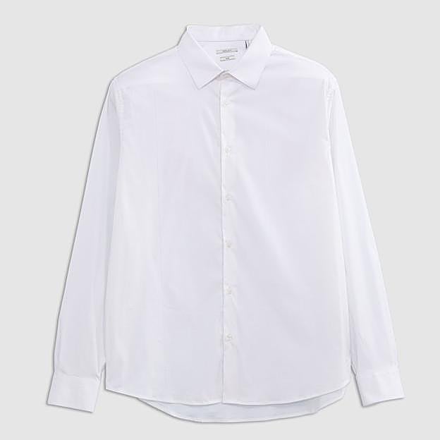 Imagen principal - Camisa blanca de IKKS, bailarinas de Ganzitos y minifalda de Louise Misha.