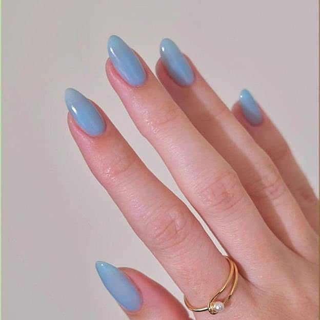 Uñas azul bebé efecto jelly tendencia para marzo