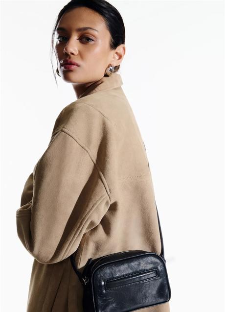 Imagen - Bolso negro de Pull & Bear (12,99 euros)