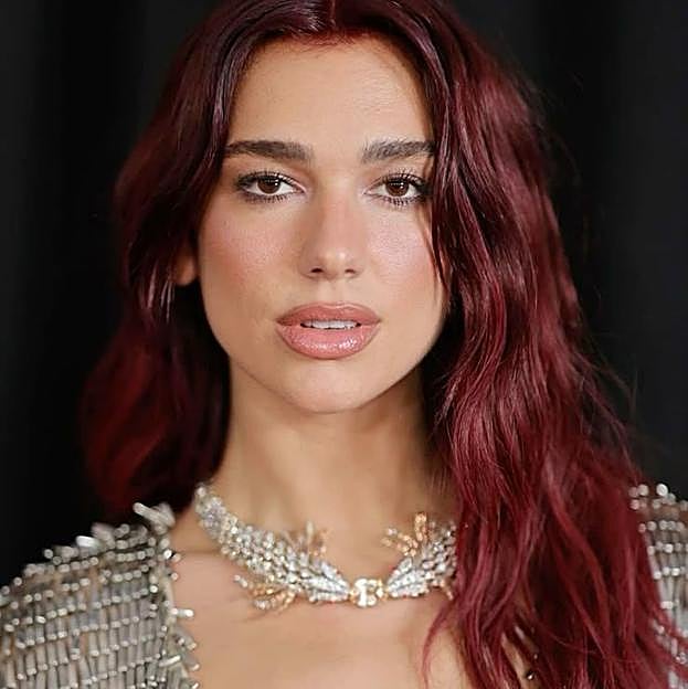 Dua Lipa con color de pelo rojo cereza oscuro