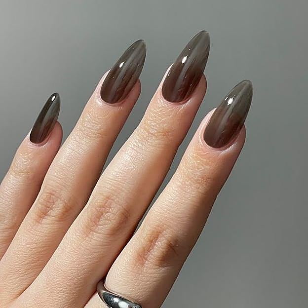Manicura smokey clásica