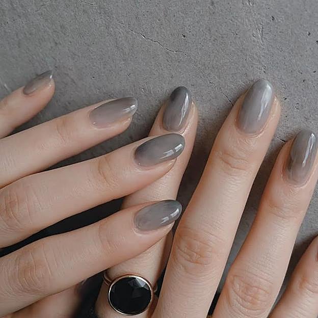 Uñas smokey en tonos grises