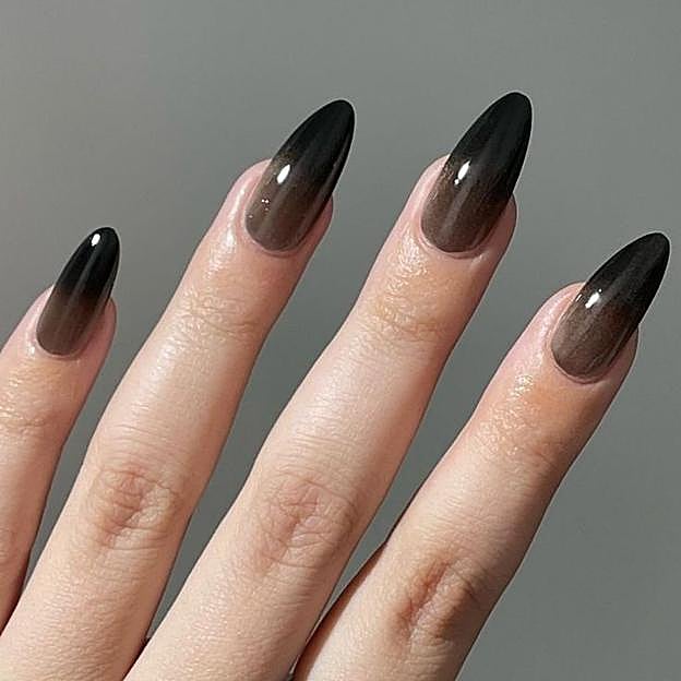 Uñas smokey difuminadas en color negro