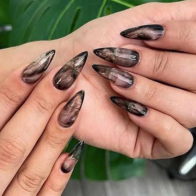 Uñas smokey con efecto marmolado