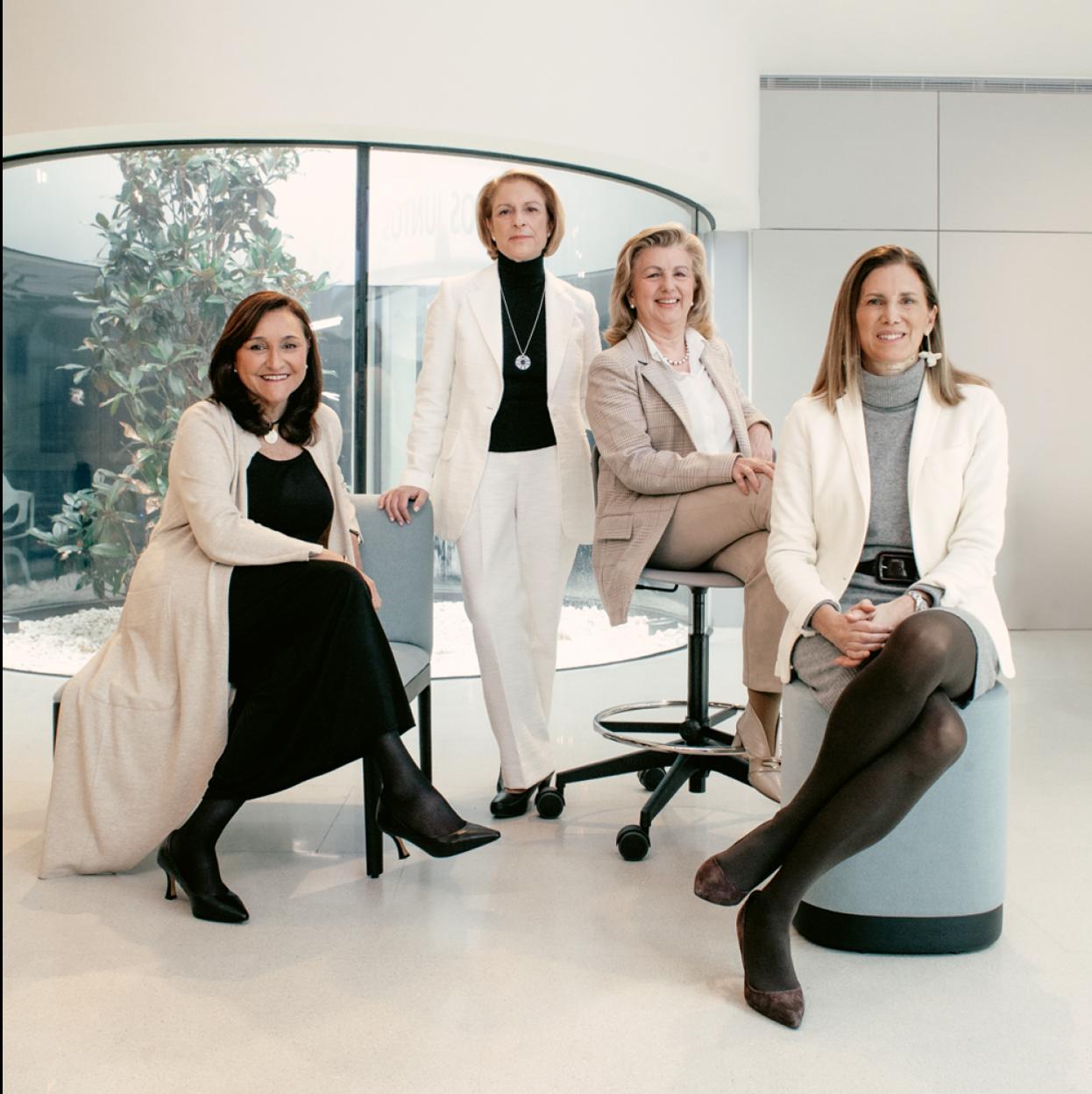 De izq. a dcha., Remedios Orrantia, directora de Recursos Humanos e Inmuebles en Vodafone España y presidenta de la Fundación Vodafone España; Rosa Visiedo, rectora de la Universidad CEU San Pablo; Coral Barbas, coordinadora de Universidades CEU, y Ana Valdivielso, directora de Recursos Humanos de GSK España.